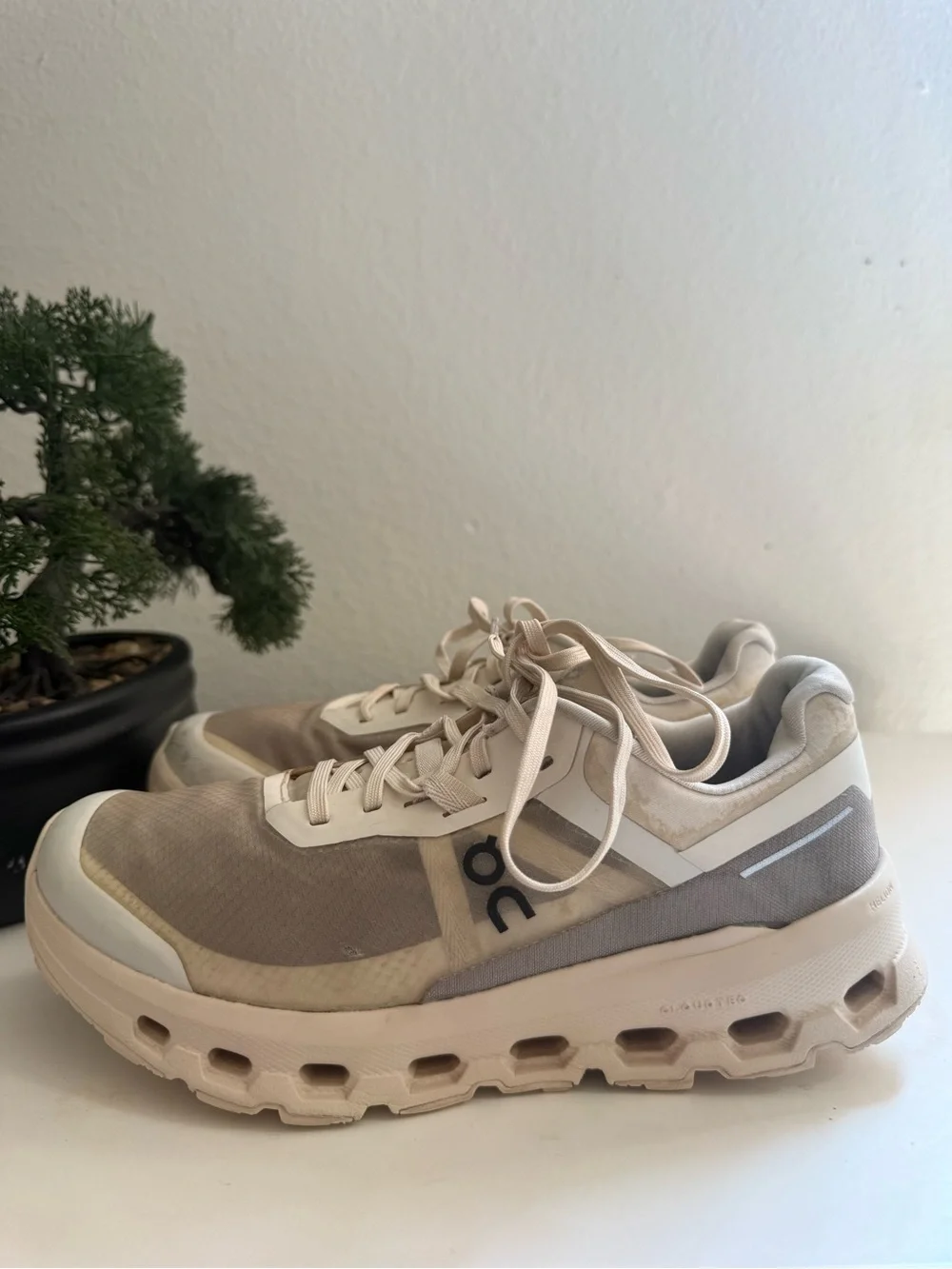 On Running cloudvista 2 Women size 6.5 Sneakers in Beige, Cream and Taupe
